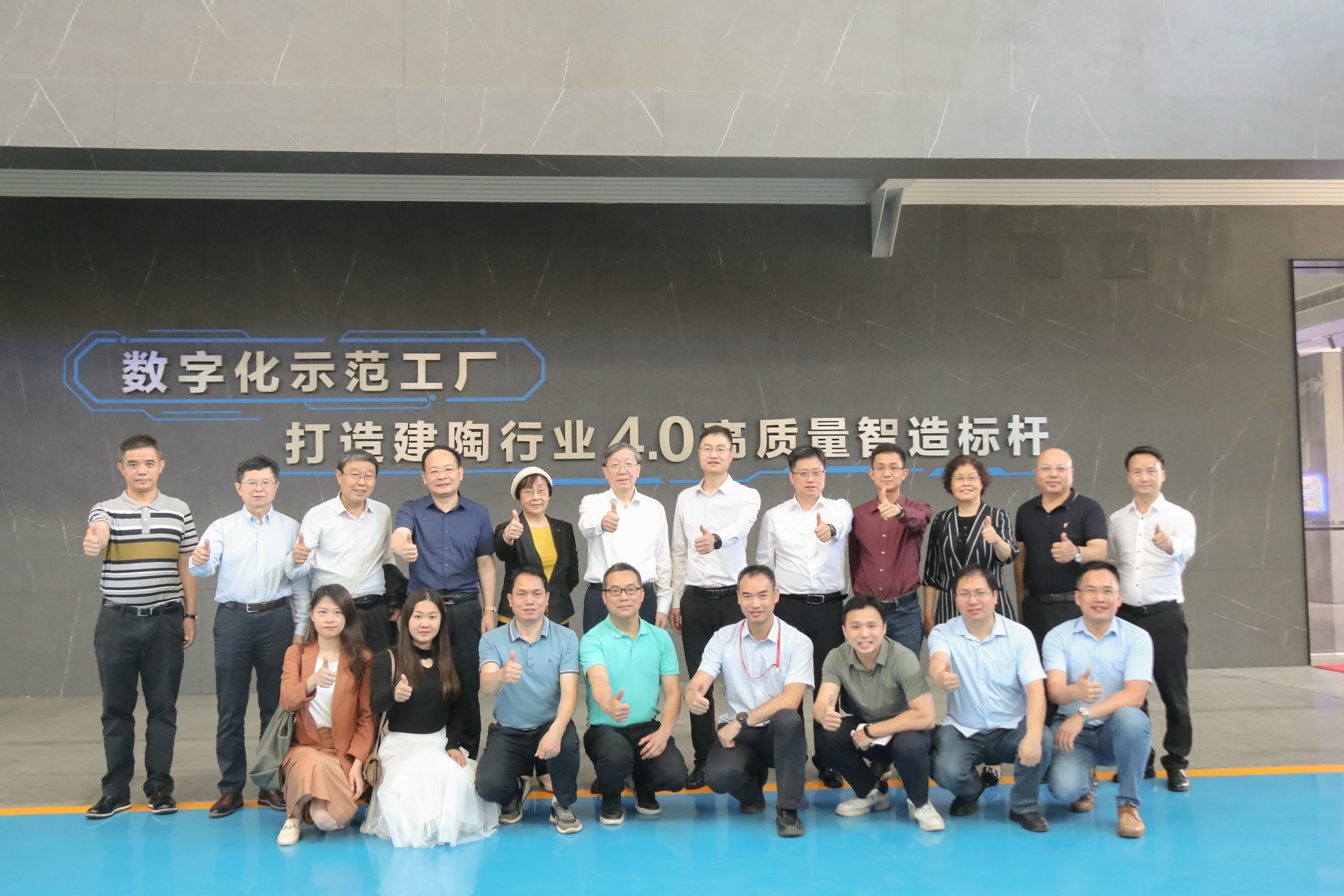 聚焦數(shù)智化，共話高質(zhì)量發(fā)展丨全國(guó)政協(xié)常委、上海市政協(xié)副主席錢鋒一行走進(jìn)新明珠集團(tuán)